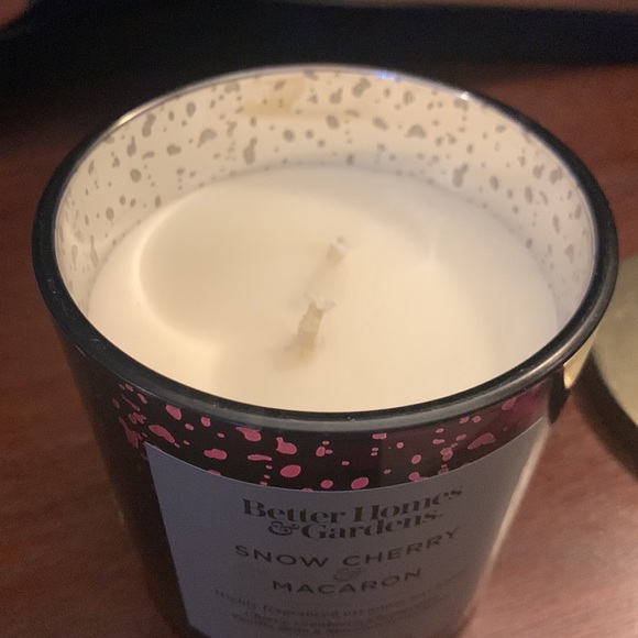 Snow Cherry Macaron candle - Picture 2 of 2